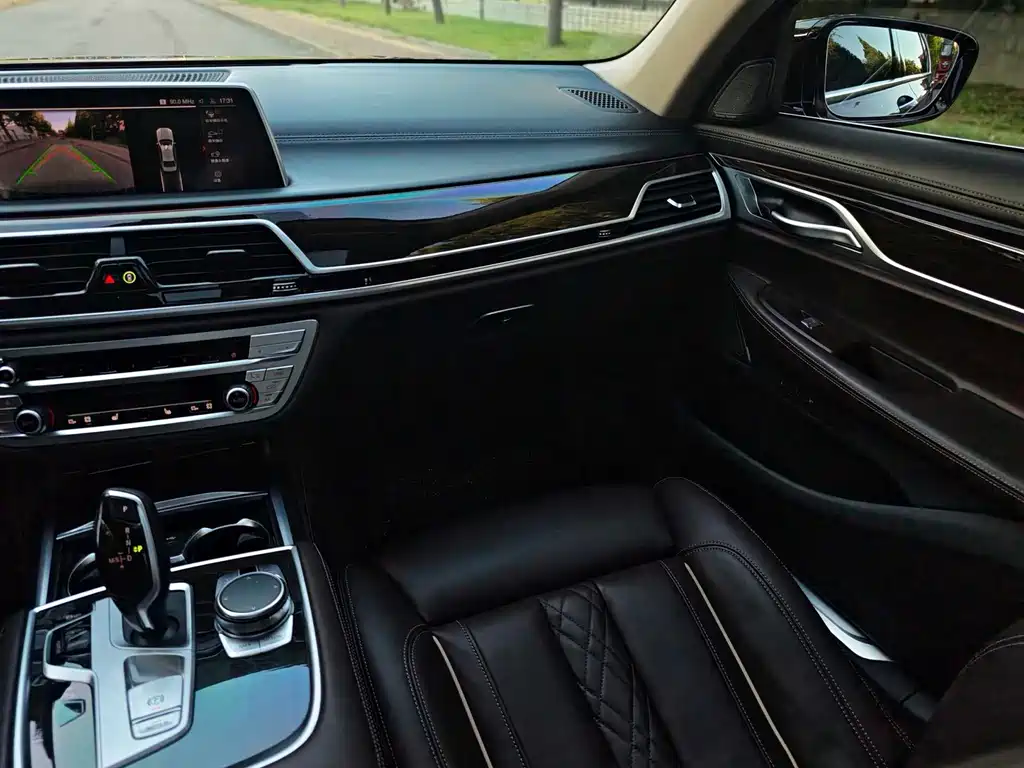 BMW 7 Series — фото 17