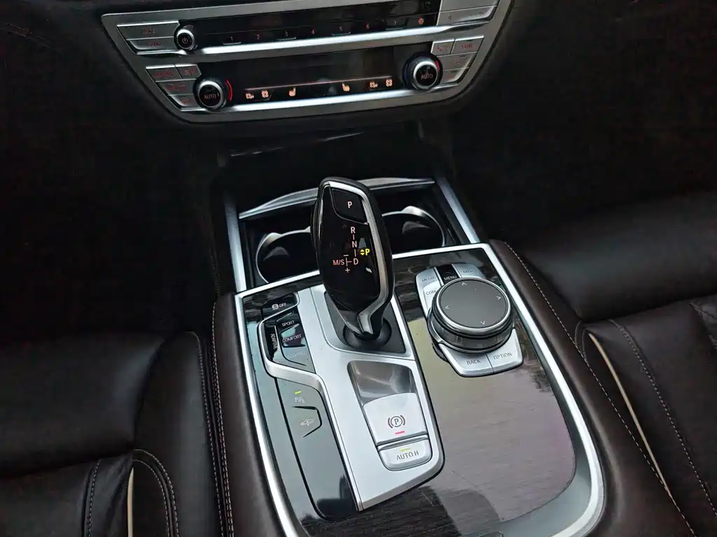 BMW 7 Series — фото 19