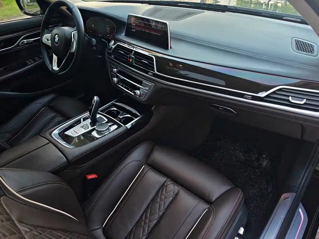 BMW 7 Series — фото 26