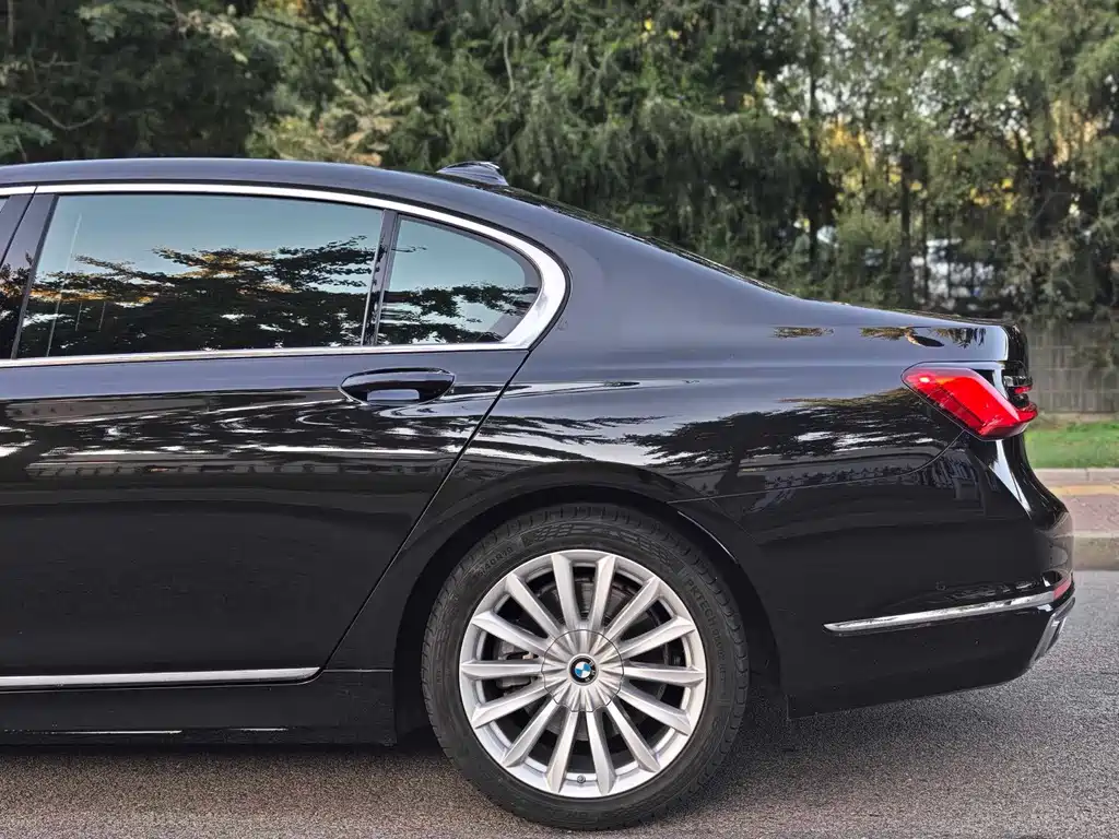 BMW 7 Series — фото 36