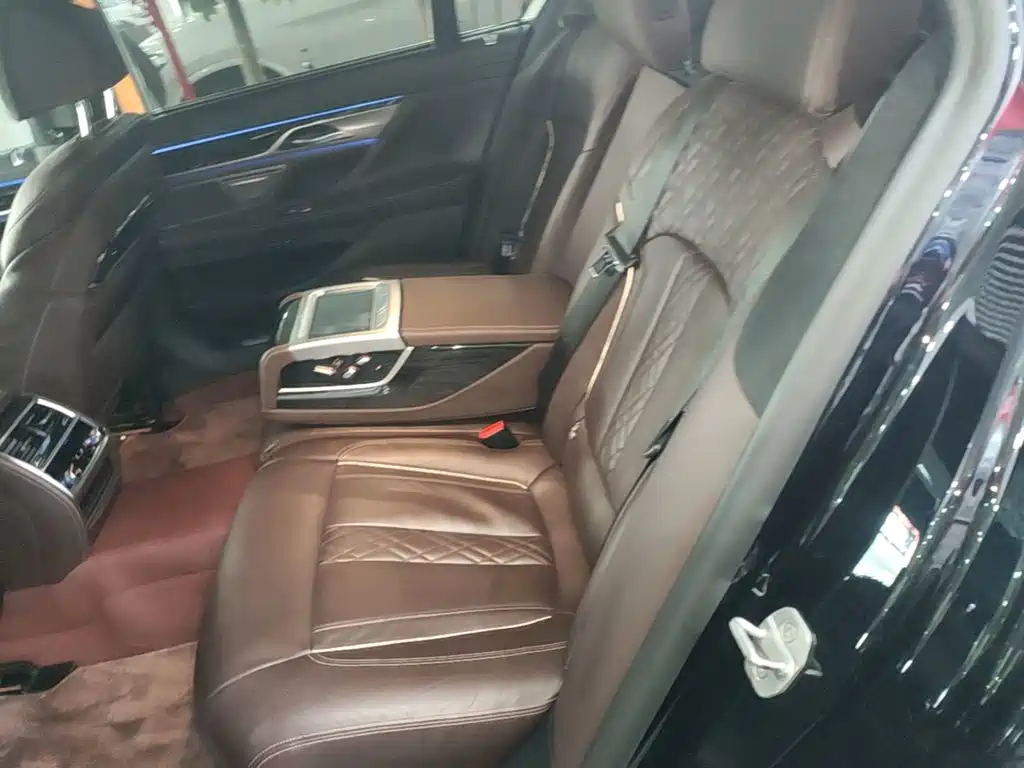 BMW 7 Series — фото 17