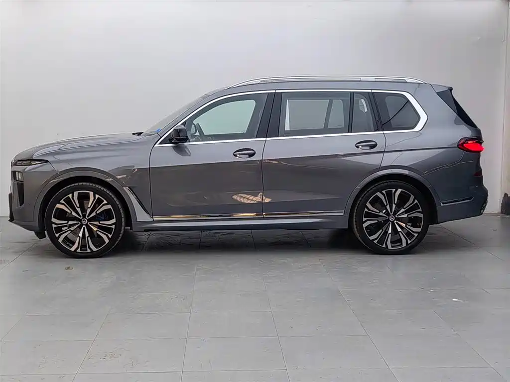 BMW X7 M60i — фото 3