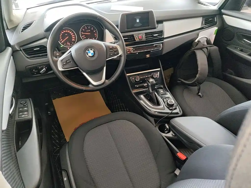 BMW 2 Series Active Tourer — фото 10