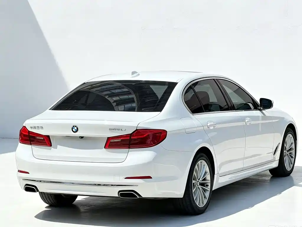 BMW 5 Series — фото 9