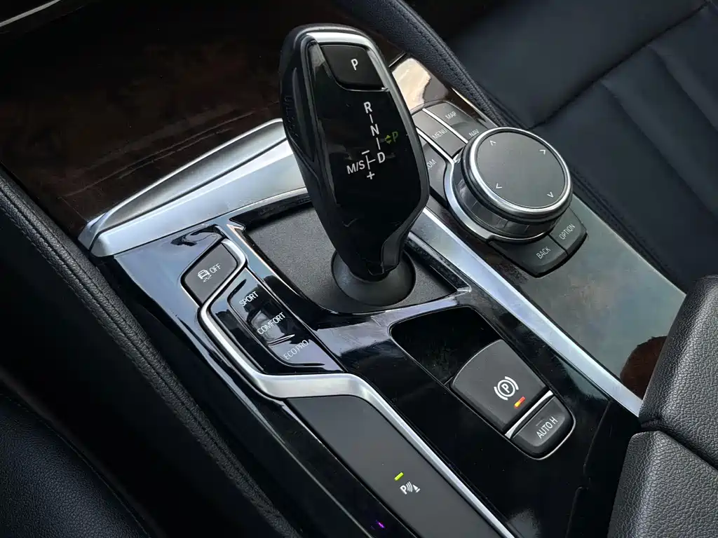 BMW 5 Series — фото 18