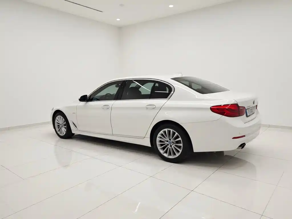 BMW 5 Series — фото 25