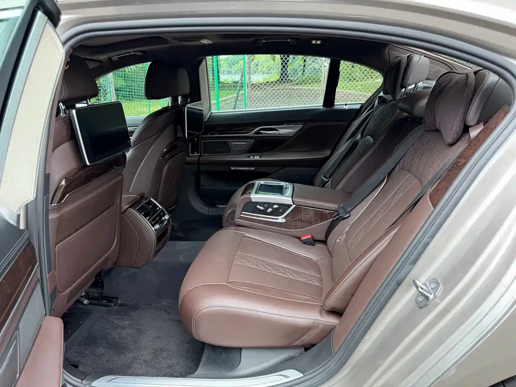 BMW 7 Series — фото 11