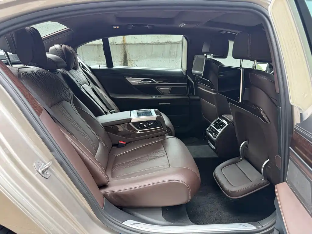 BMW 7 Series — фото 13