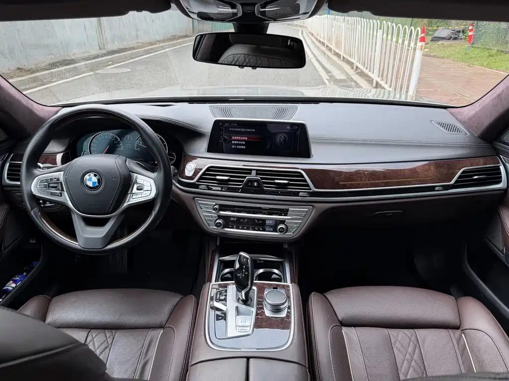 BMW 7 Series — фото 17