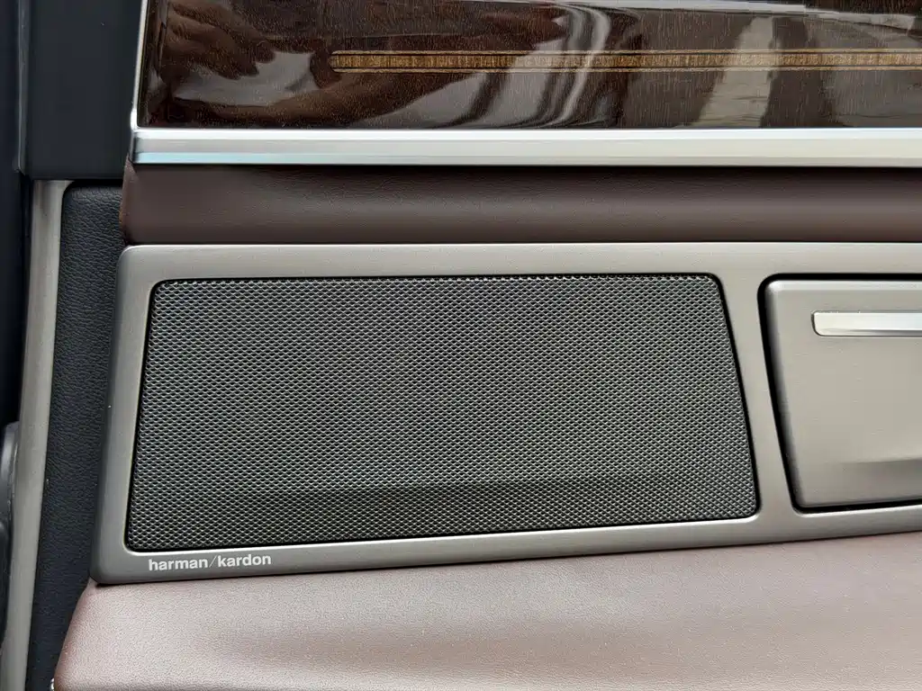 BMW 7 Series — фото 18