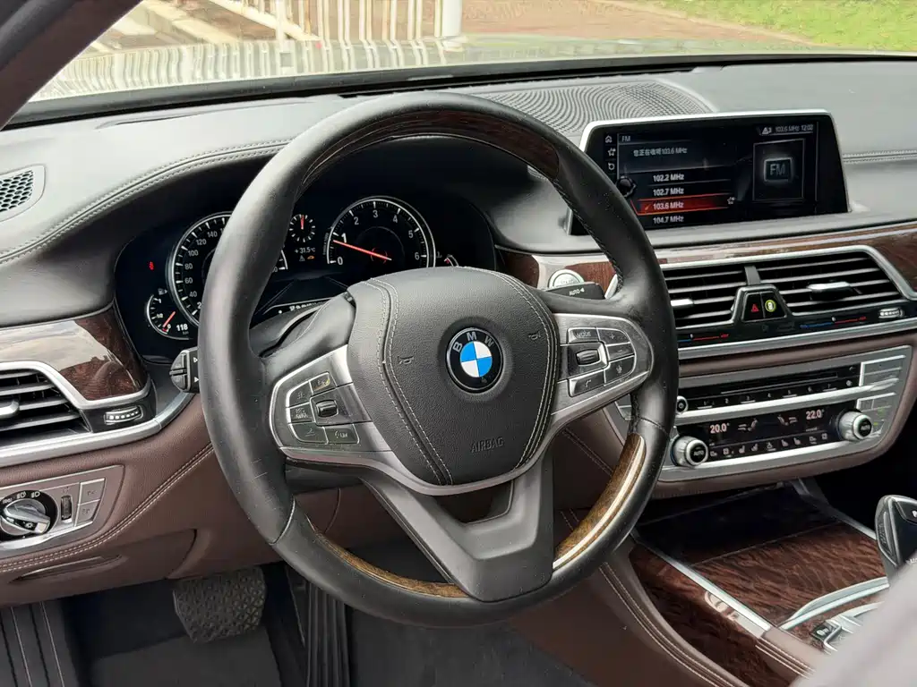 BMW 7 Series — фото 24