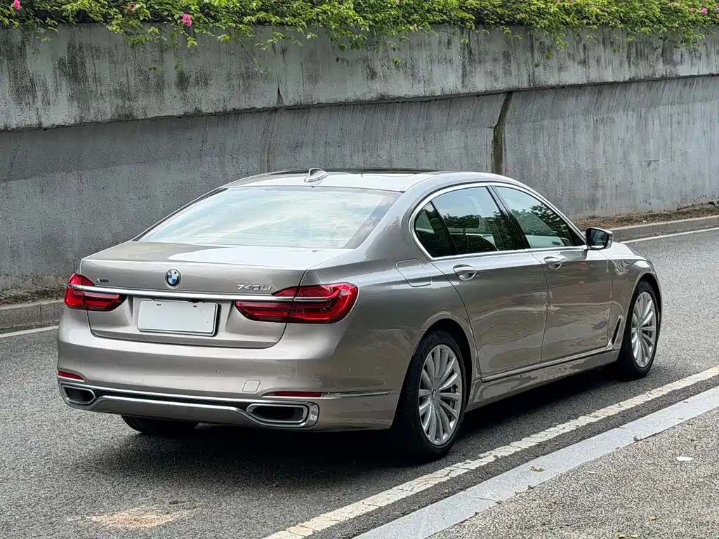 BMW 7 Series — фото 8