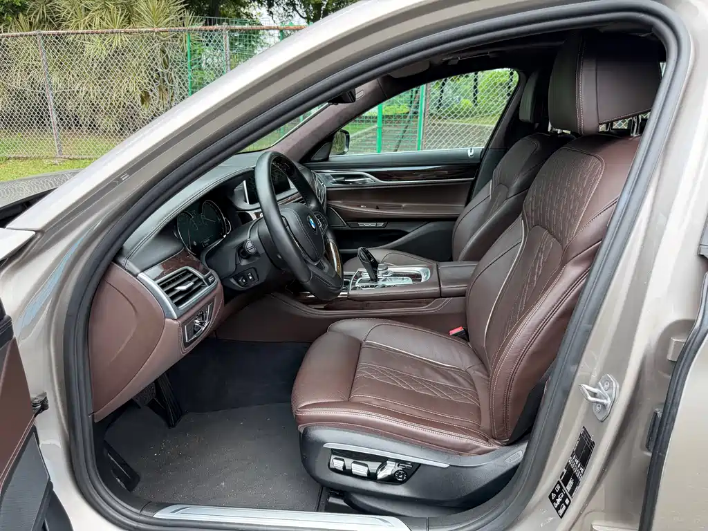 BMW 7 Series — фото 10