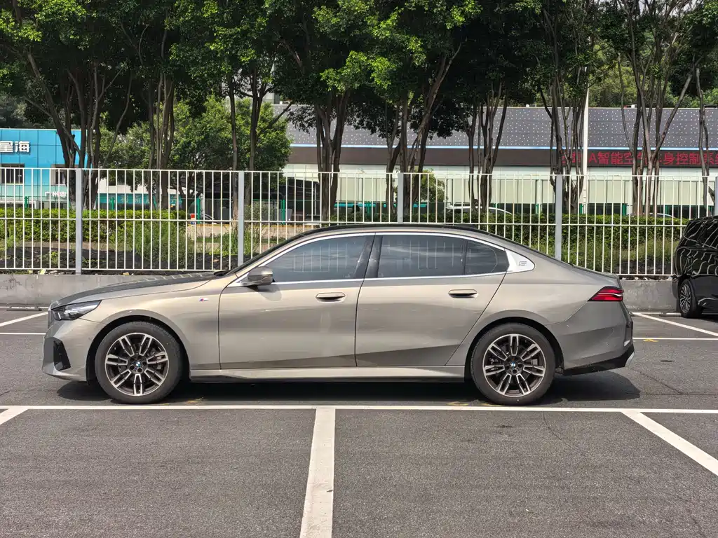 BMW 5 Series — фото 4
