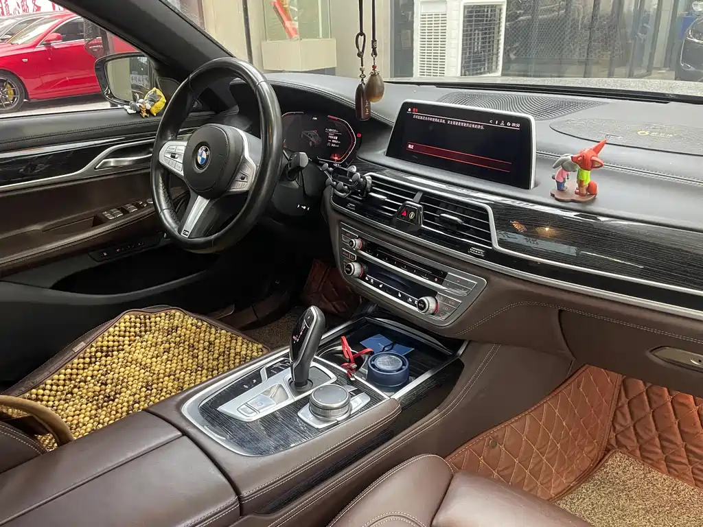 BMW 7 Series — фото 18