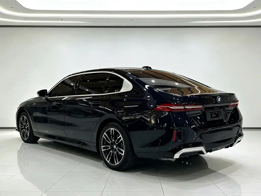 BMW 5 Series — фото 11