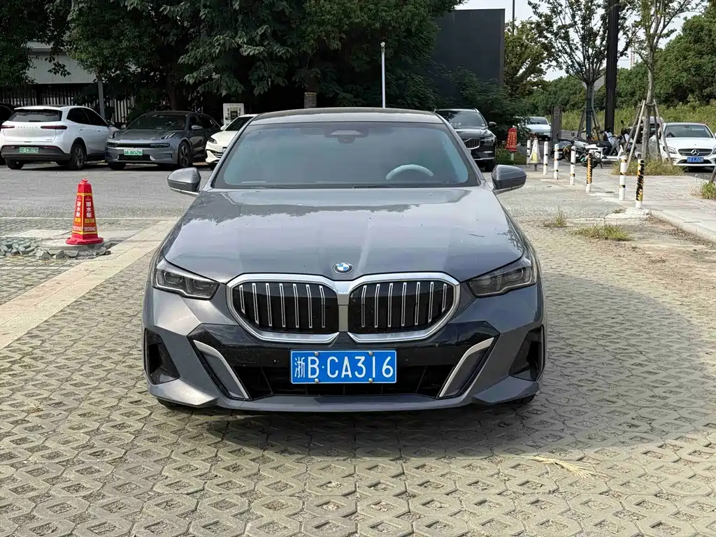 BMW 5 Series — фото 2