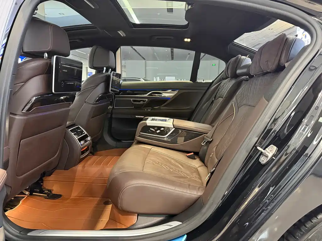 BMW 7 Series — фото 11
