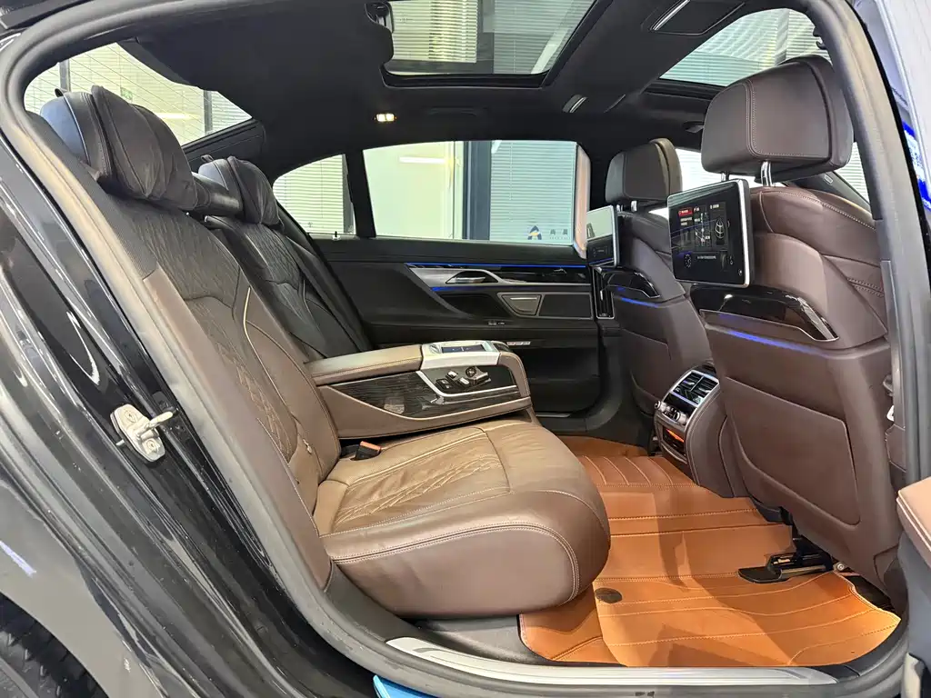 BMW 7 Series — фото 10