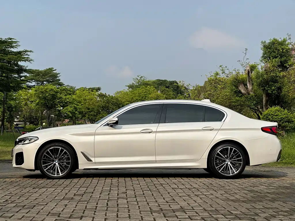 BMW 5 Series — фото 16