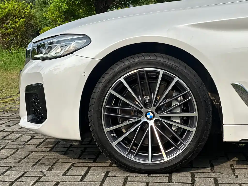 BMW 5 Series — фото 17