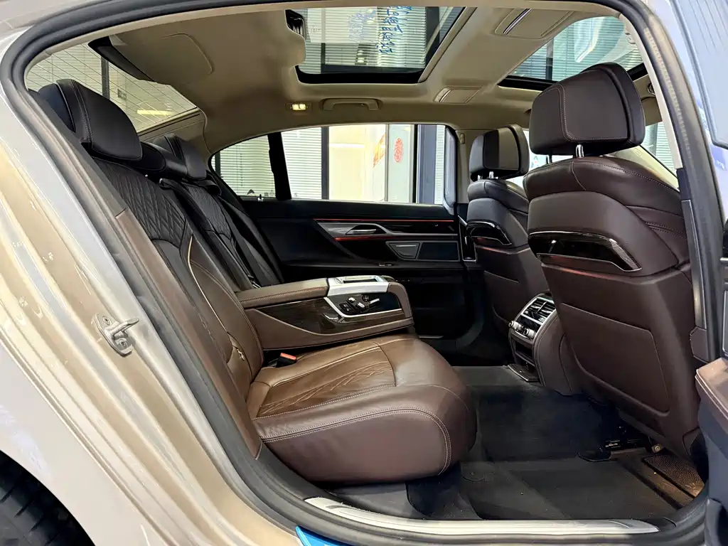 BMW 7 Series — фото 10