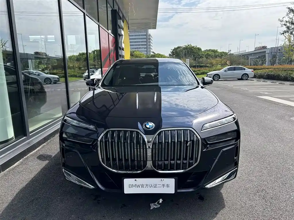 BMW i7 — фото 2