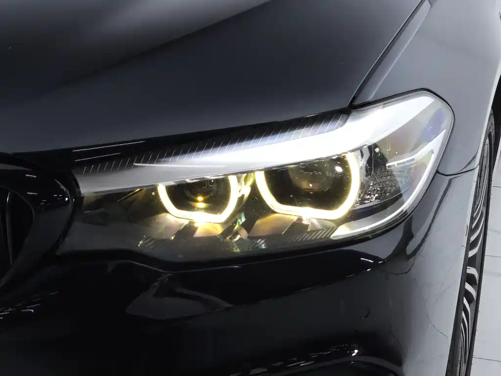BMW 5 Series — фото 18