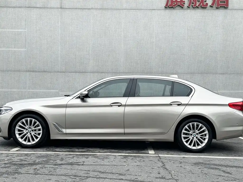 BMW 5 Series — фото 7