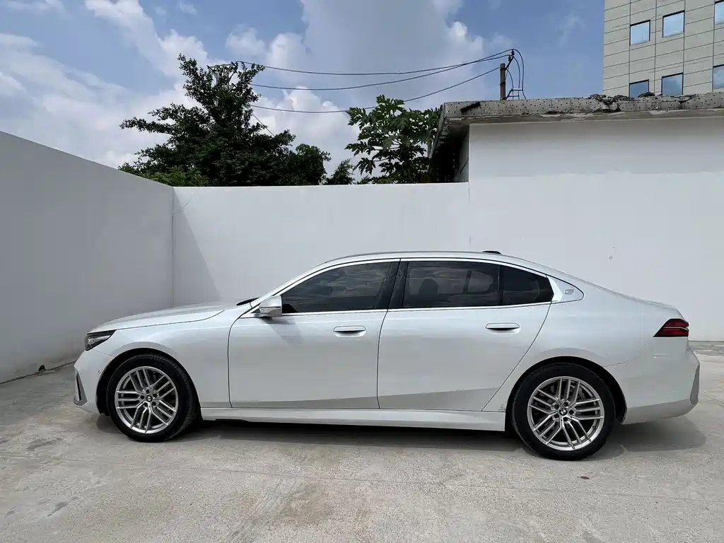 BMW 5 Series — фото 4