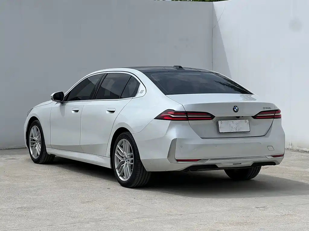 BMW 5 Series — фото 6