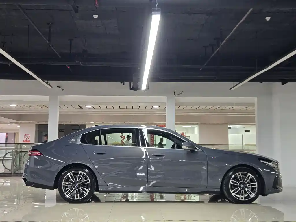 BMW 5 Series — фото 3