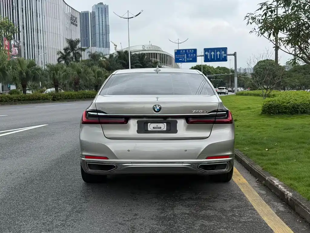 BMW 7 Series — фото 10