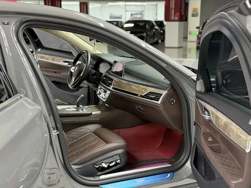 BMW 7 Series — фото 10