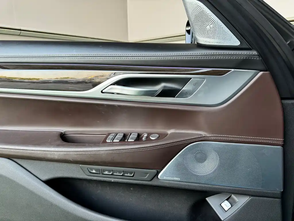BMW 7 Series — фото 9