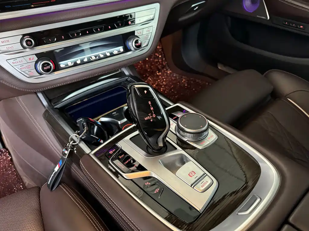 BMW 7 Series — фото 10