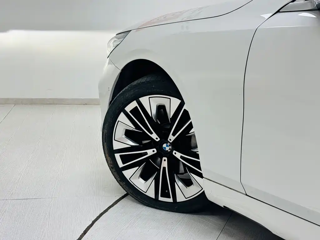 BMW 5 Series — фото 23