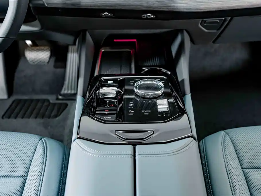 BMW 5 Series — фото 15