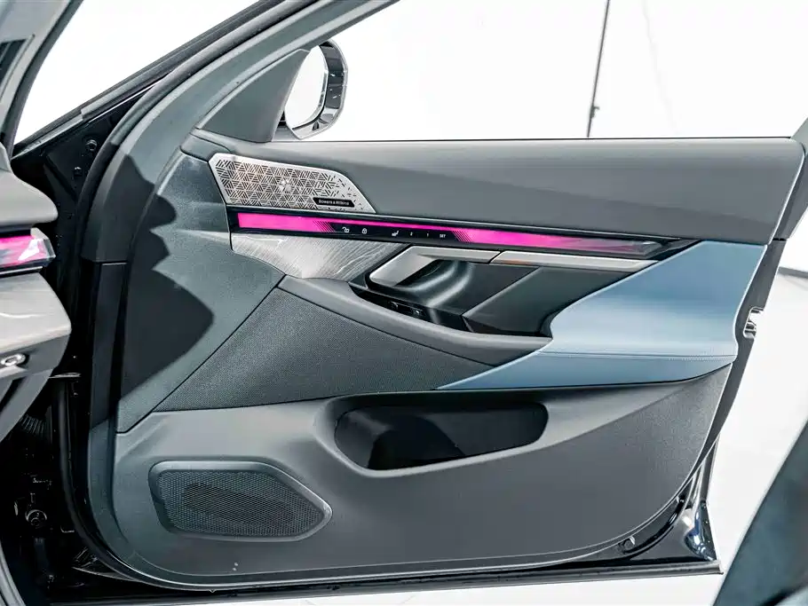 BMW 5 Series — фото 16