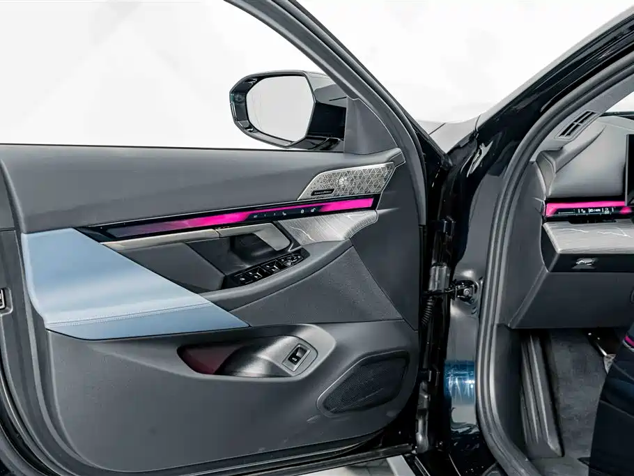 BMW 5 Series — фото 18