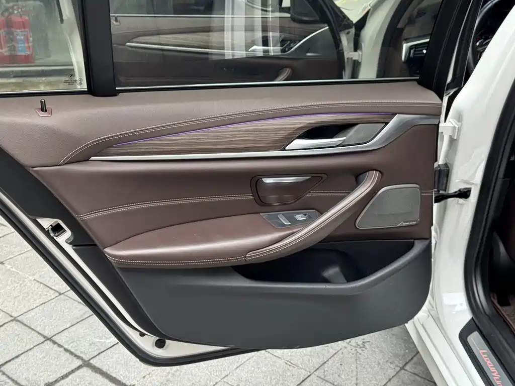 BMW 5 Series — фото 15