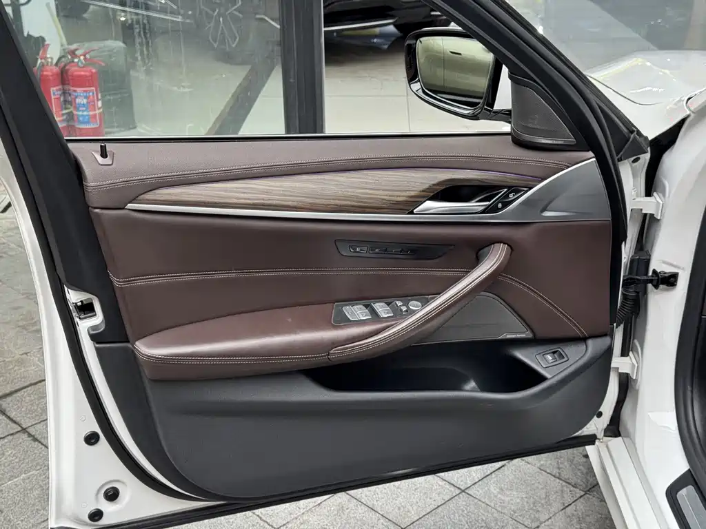 BMW 5 Series — фото 16