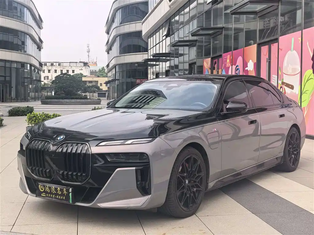 BMW i7