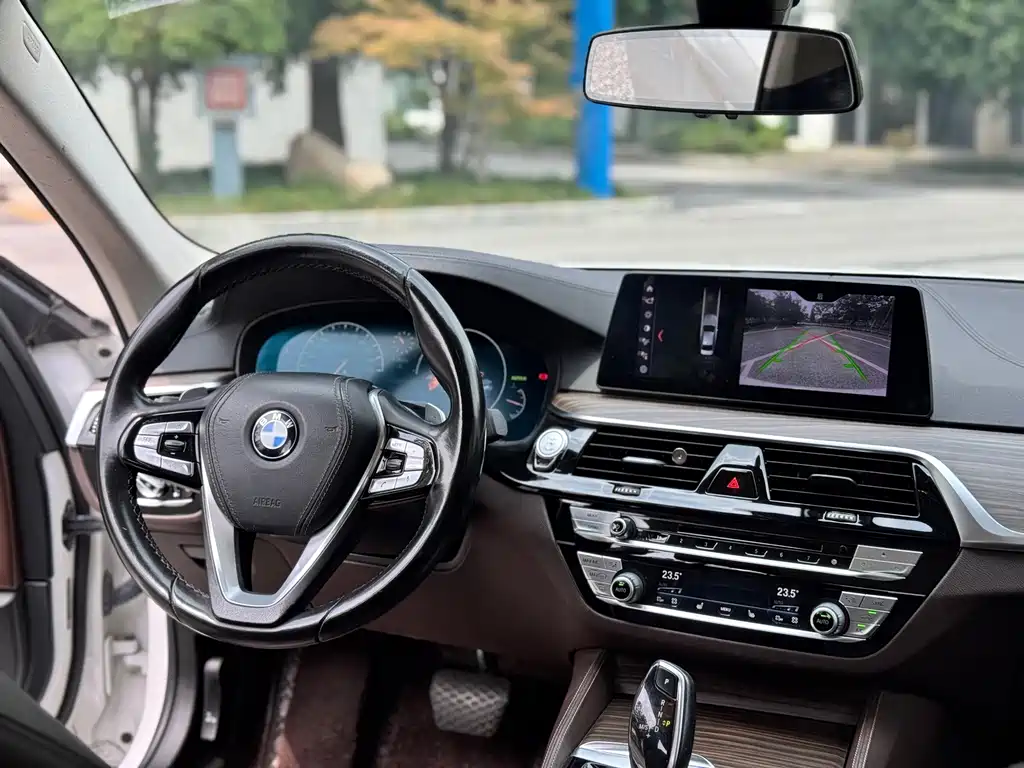 BMW 5 Series — фото 15