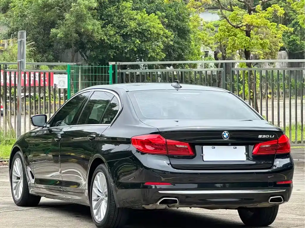 BMW 5 Series — фото 17