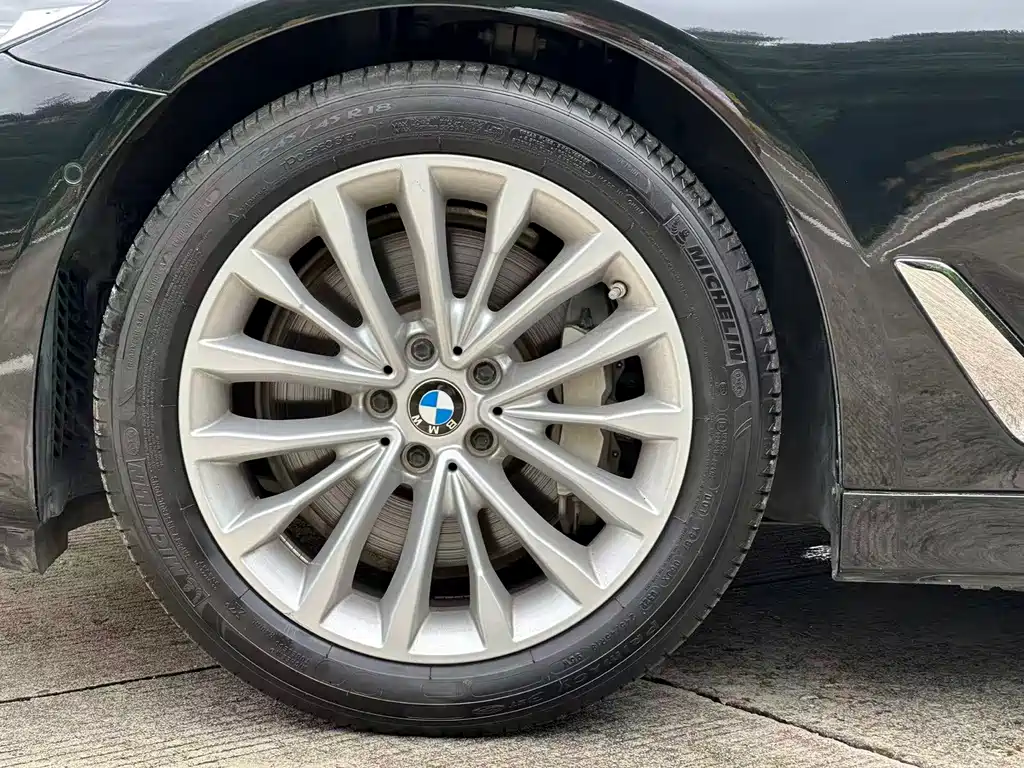 BMW 5 Series — фото 19