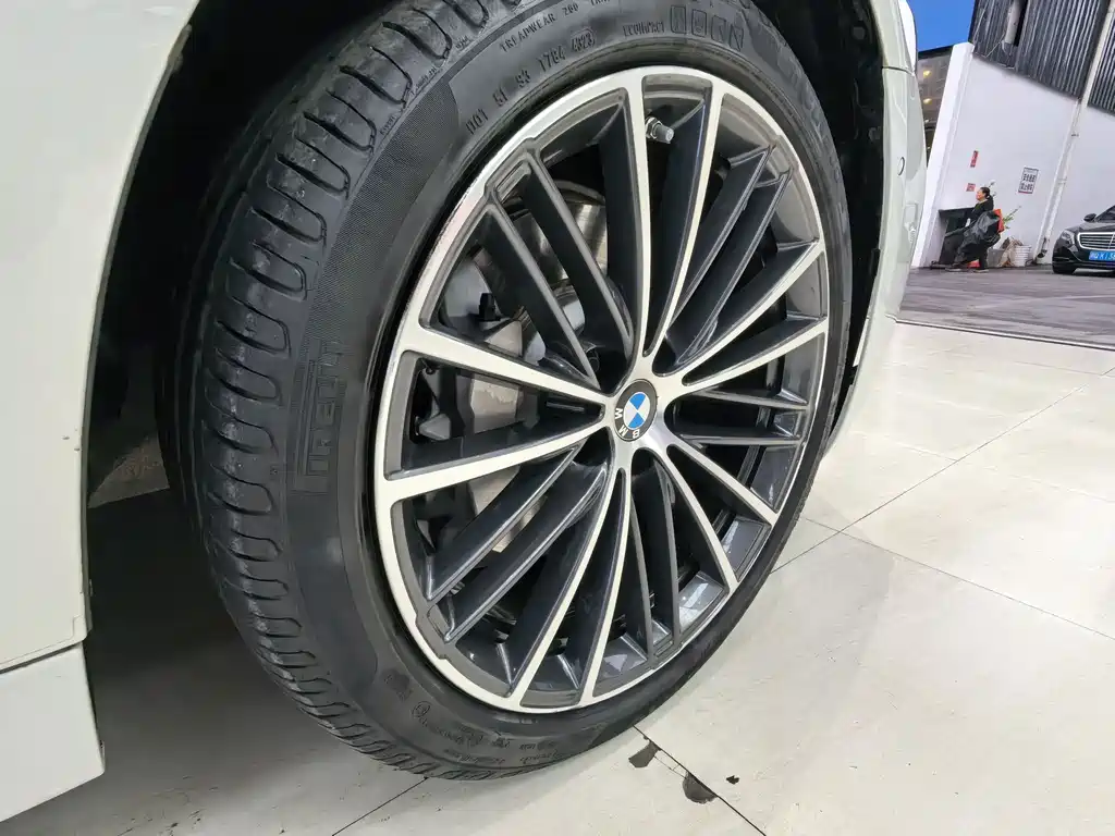 BMW 5 Series — фото 18