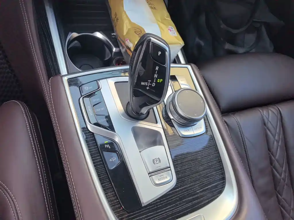 BMW 7 Series — фото 14