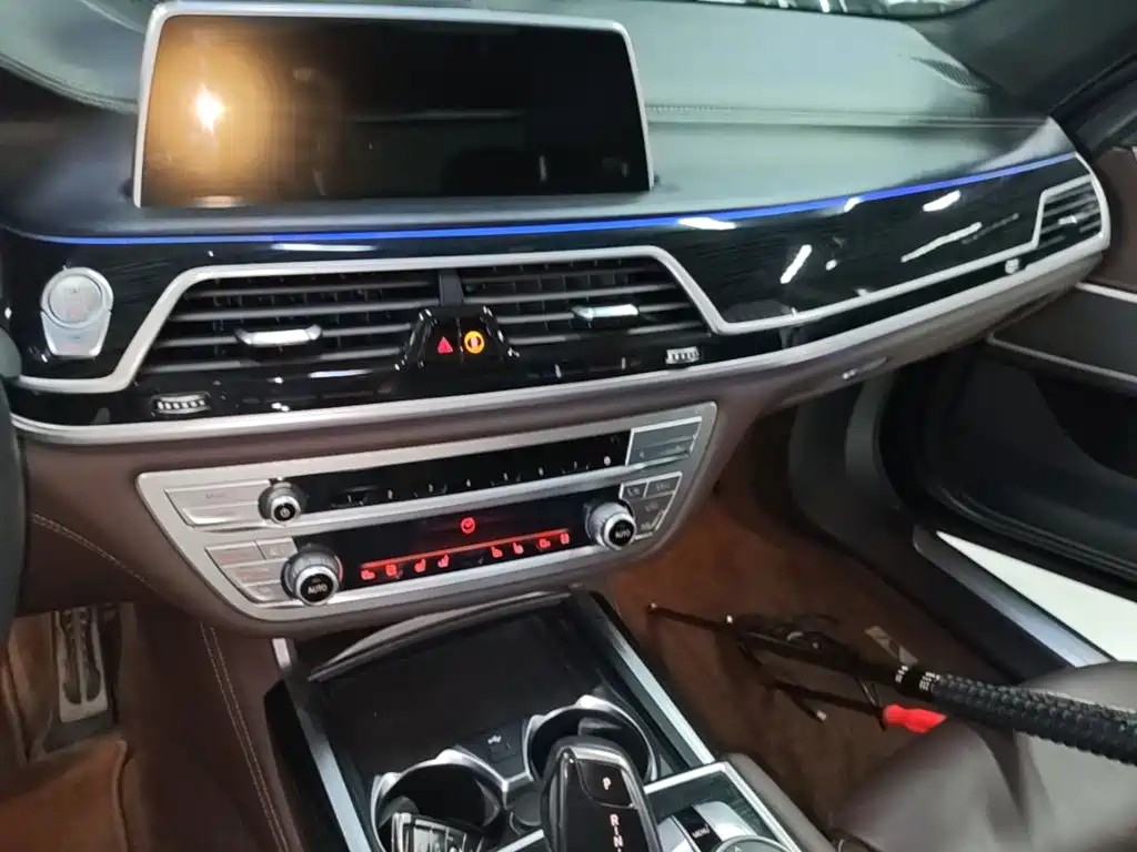 BMW 7 Series — фото 13