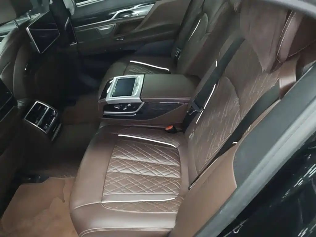 BMW 7 Series — фото 17